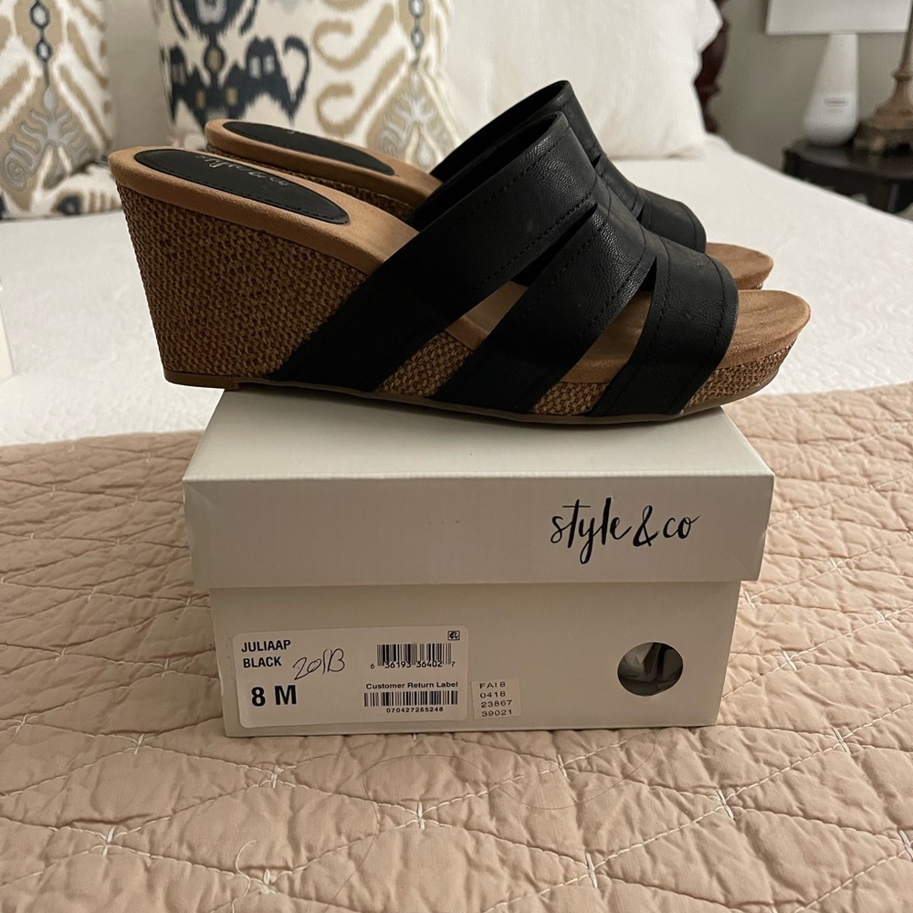 Super cute wedges. Never worn. Non smoking home.